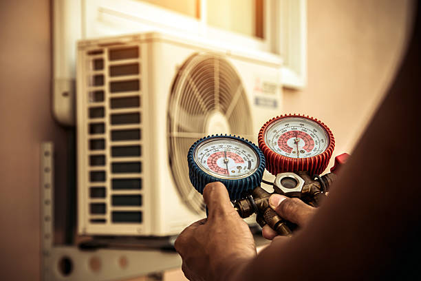 Professional Ac Installation technician working in Valhermoso Springs, AL